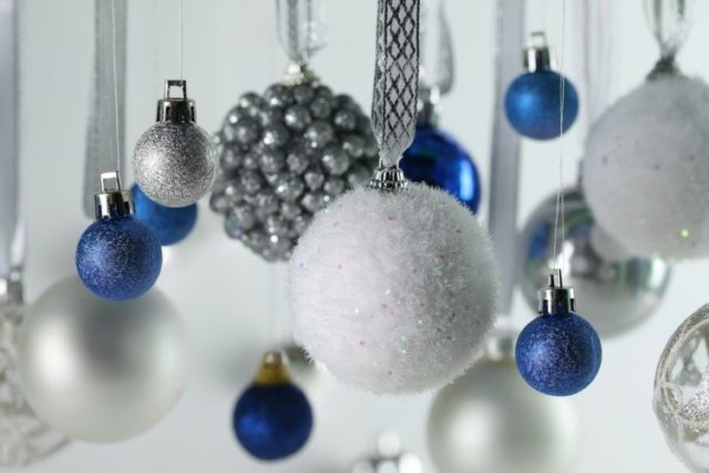 bolas-de-navidad-azul-y-plata-640x427